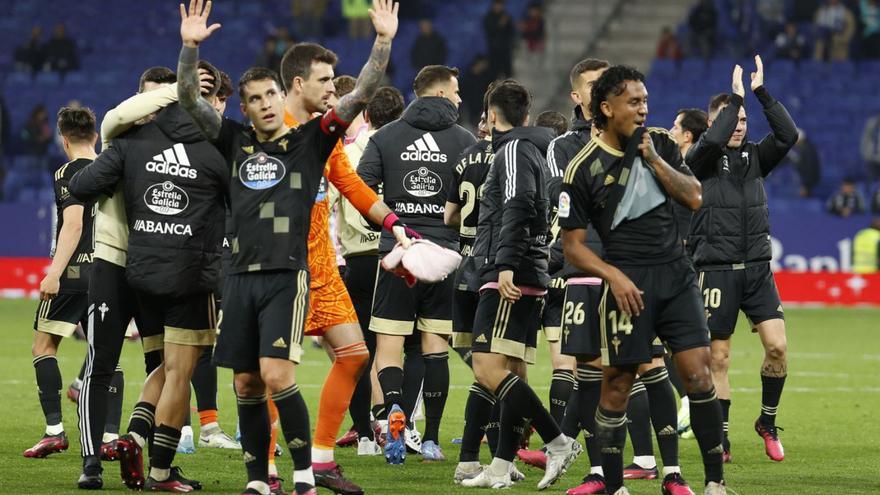 Los célticos saludan a los aficionados que estuvieron en el RCDE Stadium. // TONI ALBIR