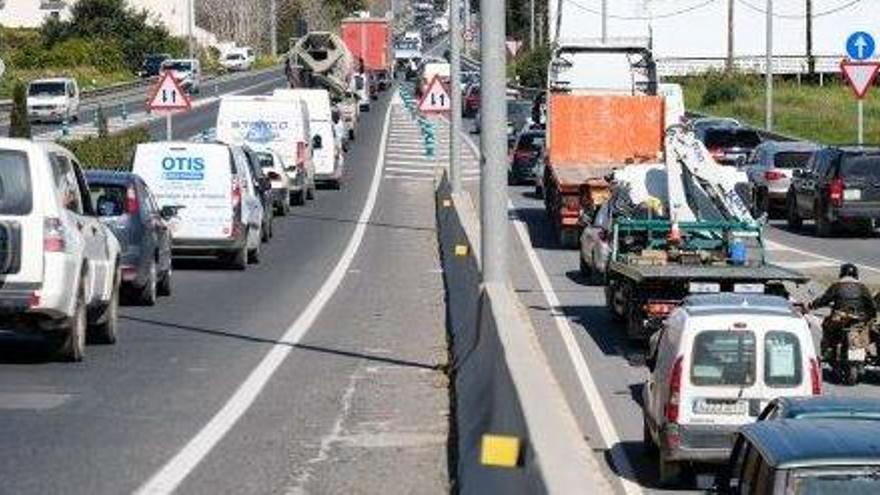 La necesidad de acabar con la saturación de coches en verano es compartida por hoteleros y PP.