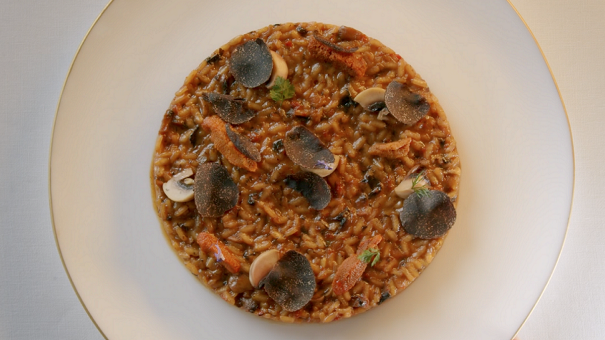 Arroz meloso de erizos y trufa de invierno del menú del domingo de Paco Pérez en el restaurante Enoteca.