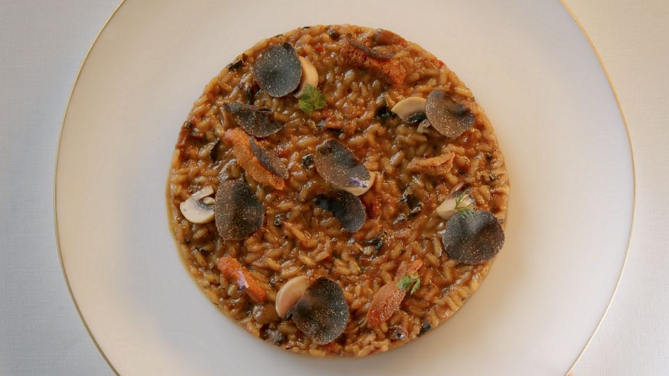 Arroz meloso de erizos y trufa de invierno del menú del domingo de Paco Pérez en el restaurante Enoteca