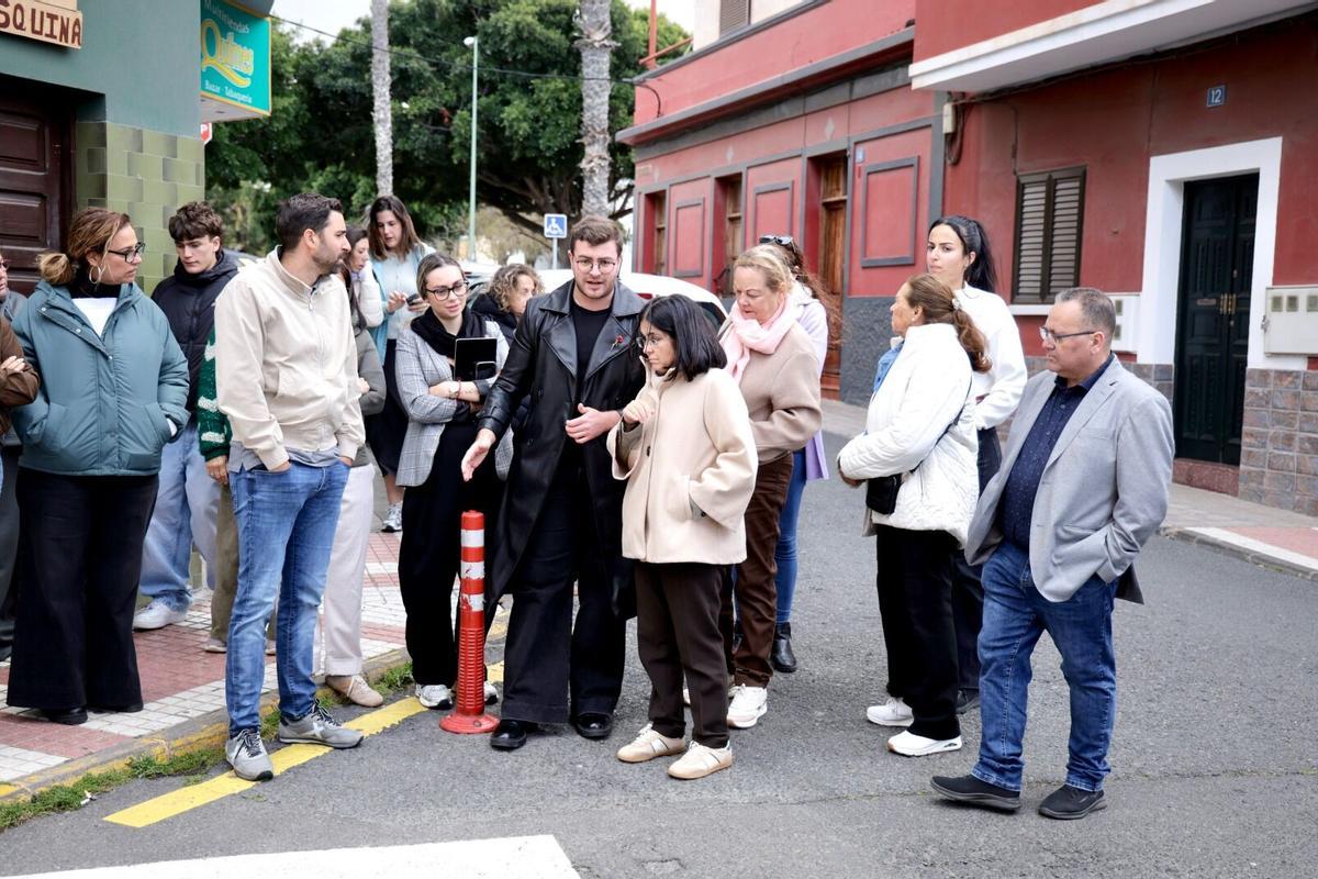 La alcaldesa de la ciudad, Carolina Darias, junto a vecinas y vecinos de Tafira Baja