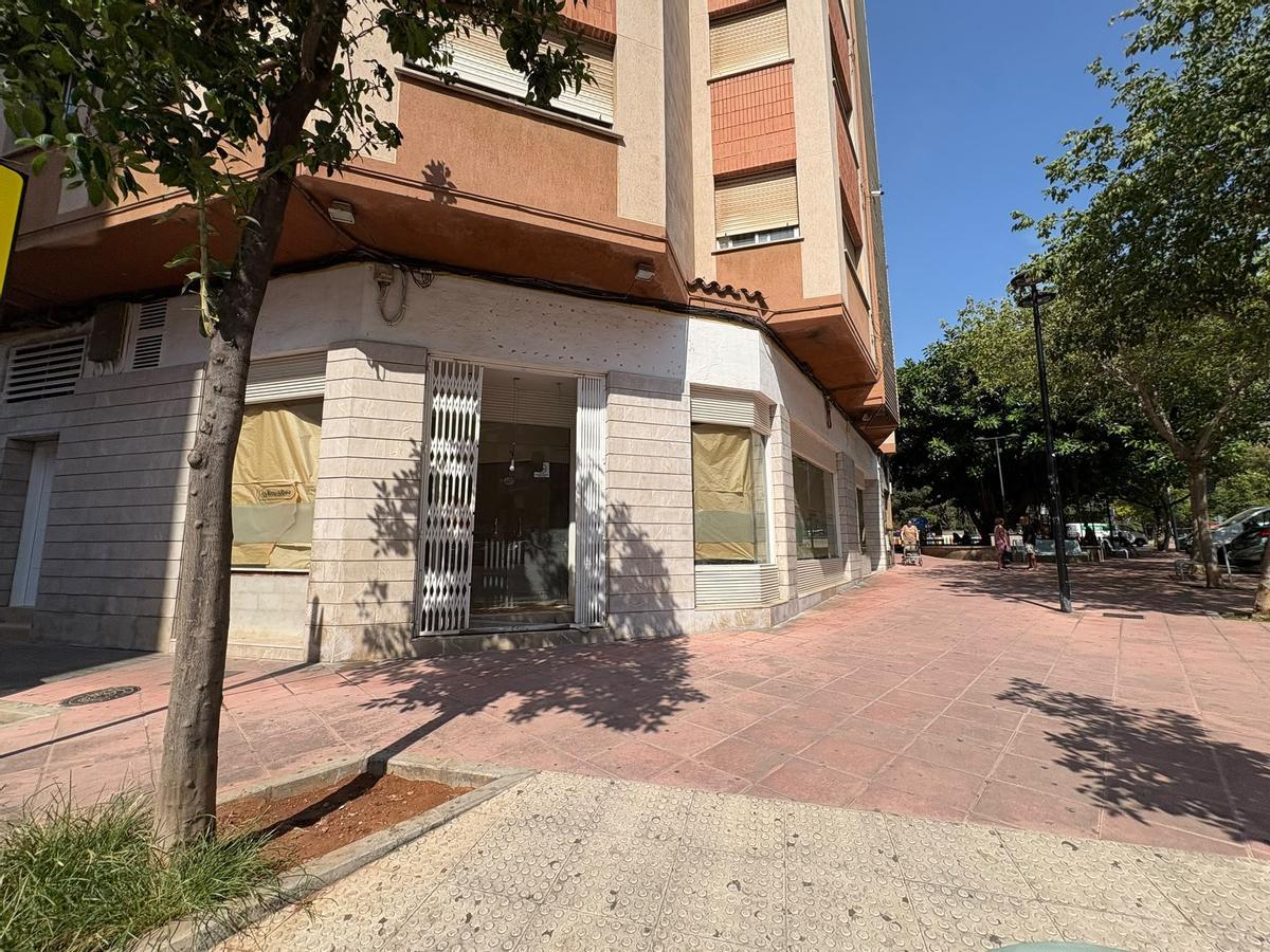 Local de la plaza Doctor Marañón esquina con la calle Comanda de Fadrell donde abrirá el nuevo local la conocida panadería.