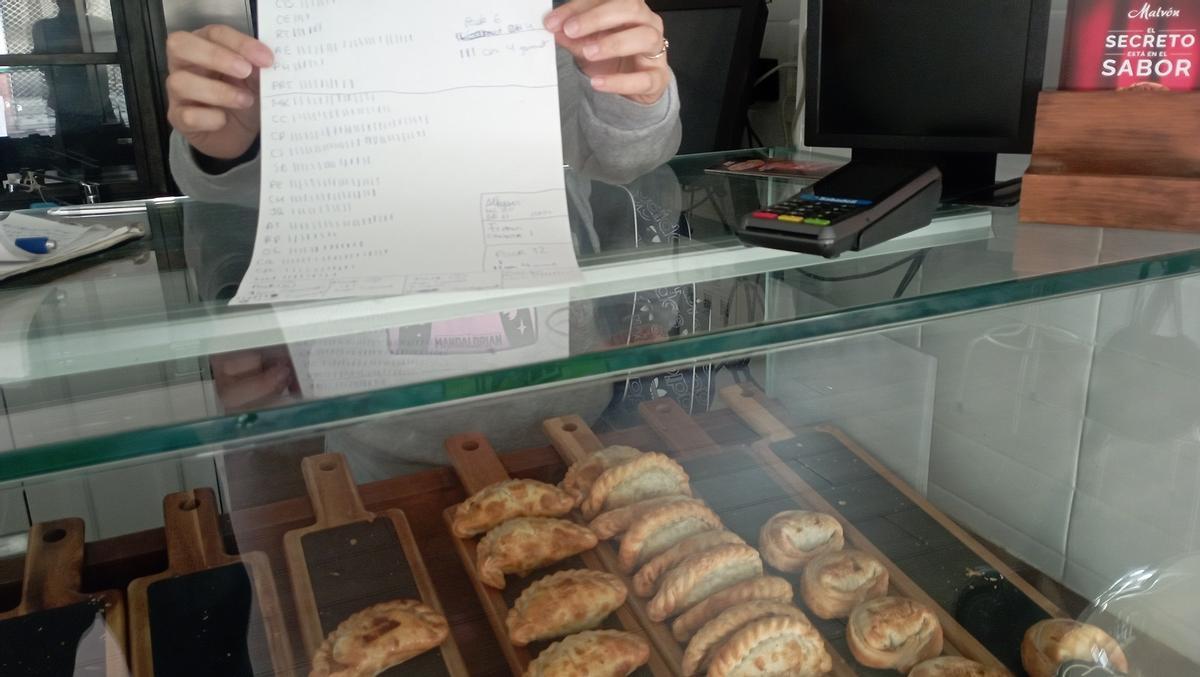 Pedidos a mano ayer, en la tienda de empanadillas de calle Especería, por el apagón.