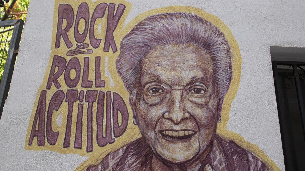 Toni Espinar homenajea a la centenaria África Fabo con un mural