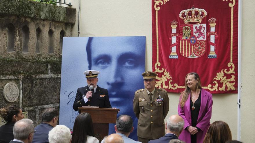 Rafael Berguillo, con el subdelegado de Defensa y Lucila Vázquez-Gulías. | Roi Cruz