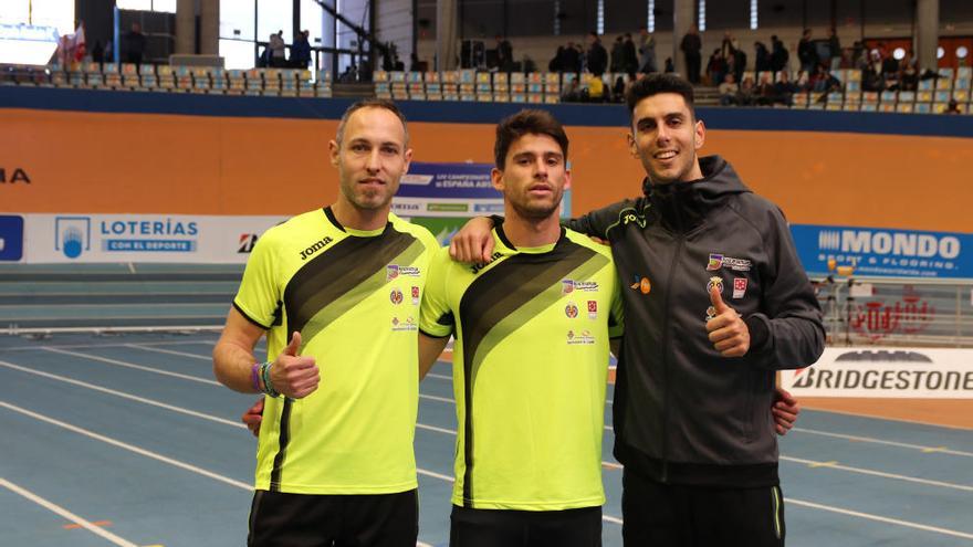 José Emilio Bellido -izquierda-, Vicente Docavo -centro- y Pablo Torrijos -derecha- tras lograr el triplete en la prueba de triple salto.