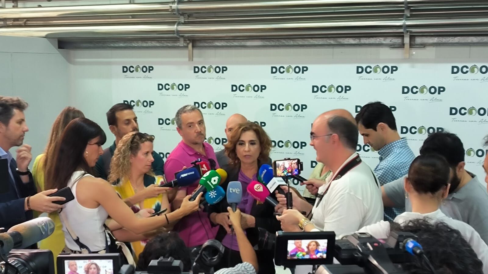 Visita a Dcoop de la vicepresidenta primera del Gobierno y ministra de Hacienda, María Jesús Montero