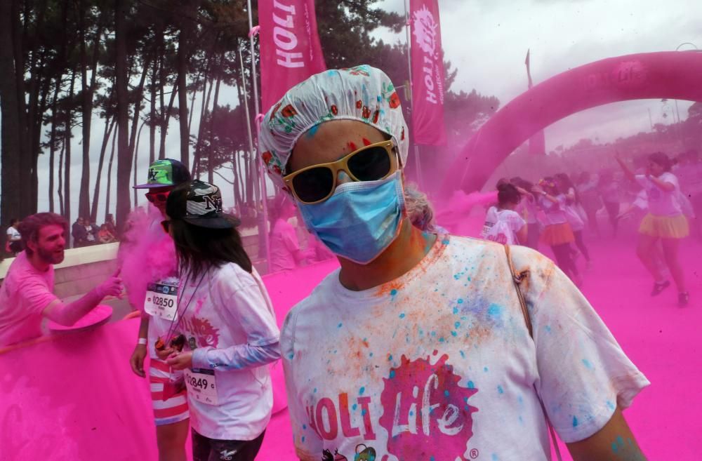 Miles de "corredores" participan en una nueva edición de la Holi Run en Vigo