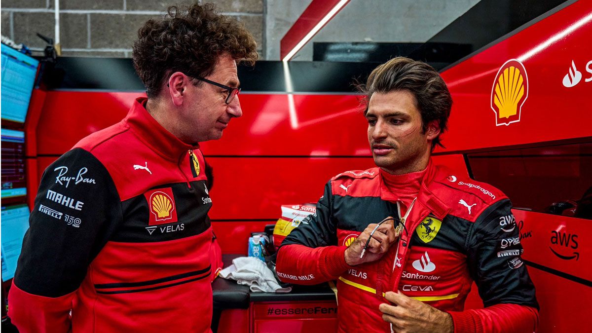 Binotto y Sainz, en el box de Ferrari tras una carrera