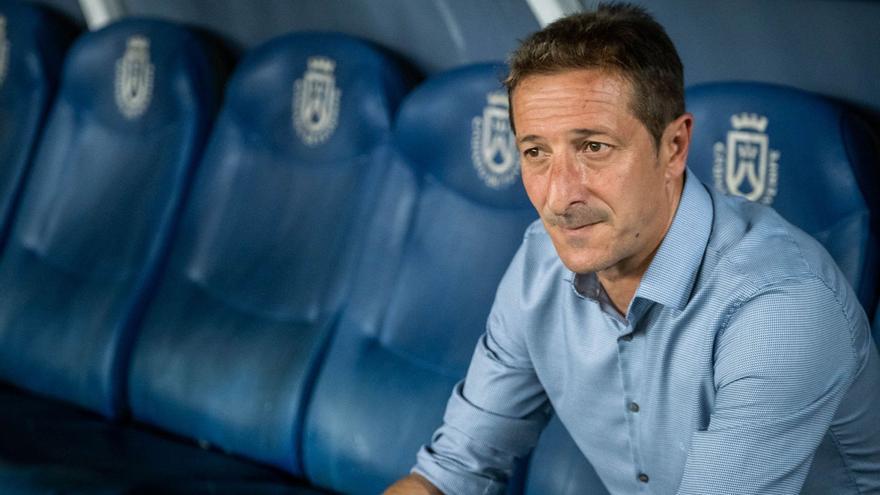 El entrenador del CD Tenerife Luis Miguel Ramis antes de un partido en el Heliodoro Rodríguez López. | | ANDRÉS GUTIÉRREZ