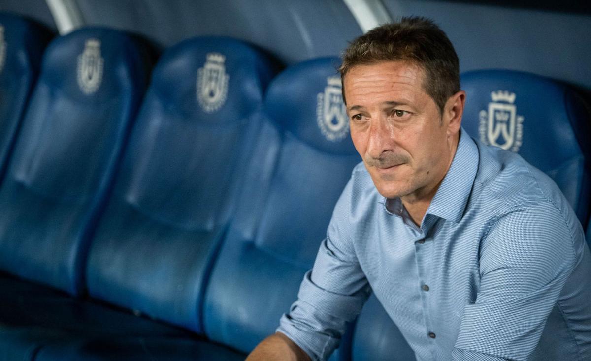 El entrenador del CD Tenerife Luis Miguel Ramis antes de un partido en el Heliodoro Rodríguez López. | | ANDRÉS GUTIÉRREZ