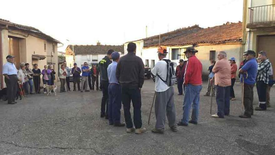 Vecinos reunidos ayer por la mañana en Gallegos del Campo se organizan para un nuevo rastreo.