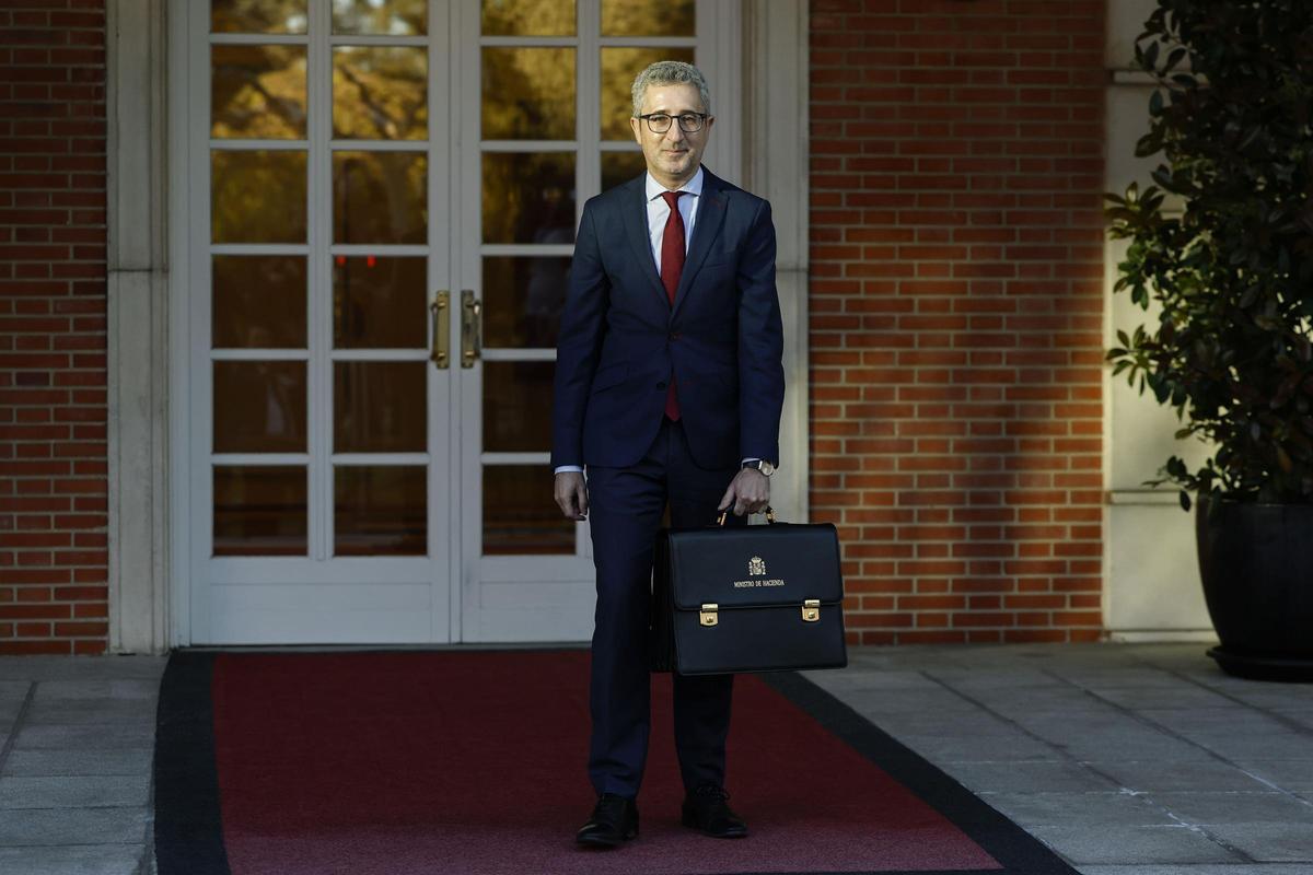 Arcadi España, nuevo ministro de Hacienda, en su primer Consejo de Ministros este martes.