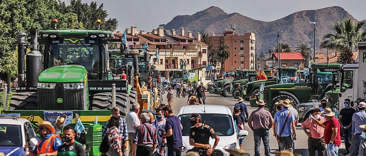 Movilización en Orihuela en contra de los recortes en el trasvase Tajo-Segura.  | TONY SEVILLA