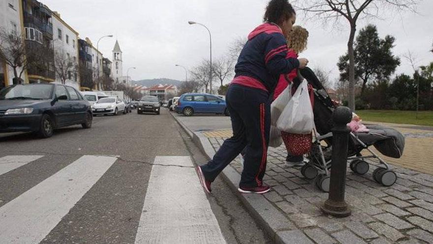 El Ayuntamiento renueva la pintura de las señales de colegios, avenidas y aparcamientos