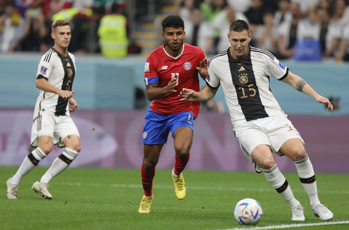 Al Khor (Qatar), 01/12/2022.- Johan Venegas (C) of Costa Rica in action against Niklas Suele of Germany during the FIFA World Cup 2022 group E soccer match between Costa Rica and Germany at Al Bayt Stadium in Al Khor, Qatar, 01 December 2022. (Mundial de Fútbol, Alemania, Catar) EFE/EPA/Ronald Wittek