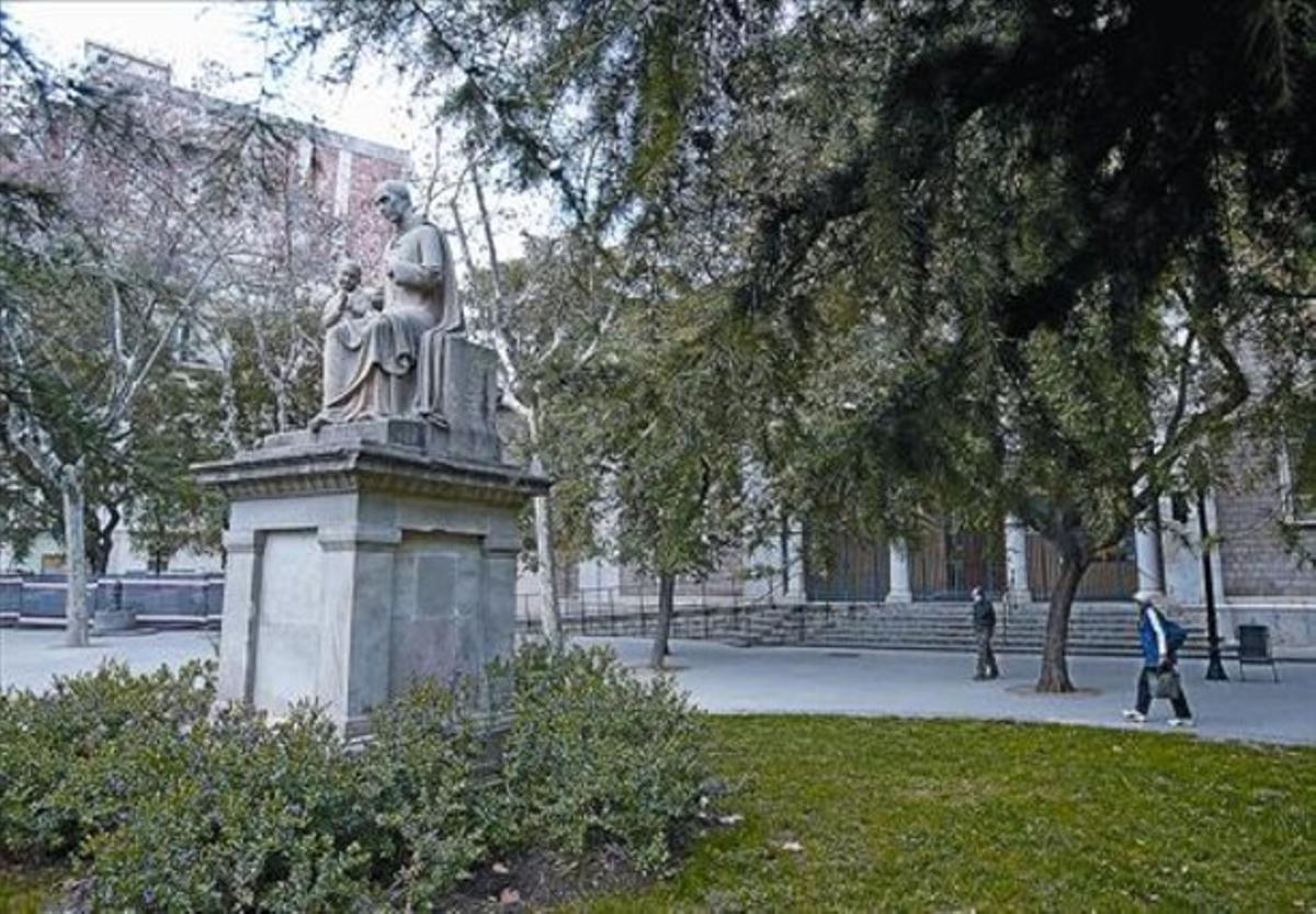 L’estàtua del canonge Francesc Rodó presideix la plaça, que ha estat reurbanitzada. L’estàtua del canonge Francesc Rodó presideix la plaça, que ha estat reurbanitzada.