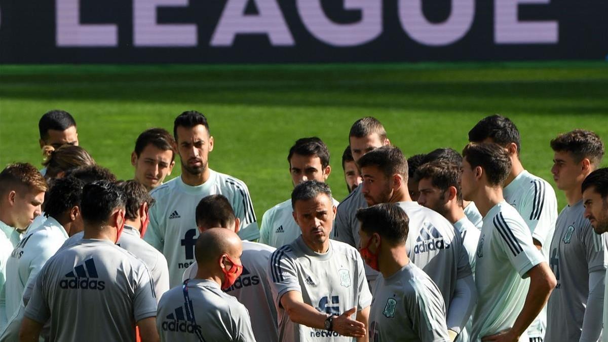 Luis Enrique en la charla previa al entrenamiento de preparación para el partido ante Ucrania