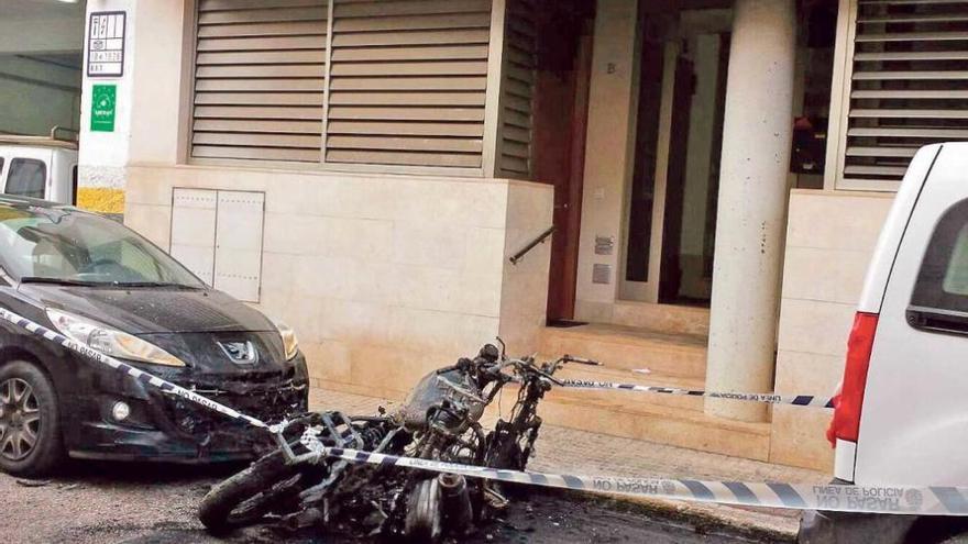 Feuerteufel steckt Autos in Manacor in Brand