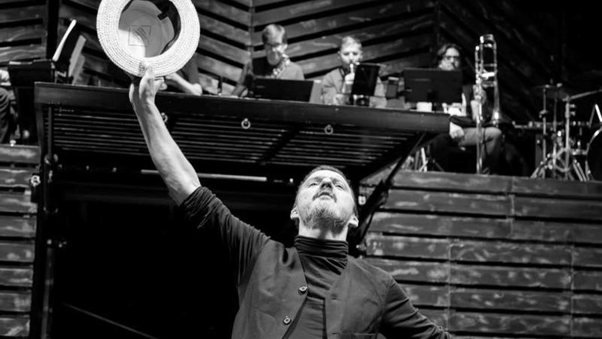 Coque Malla, músico y actor: «Para mi sorpresa, el mayor reto de 'La ópera de los tres centavos' fue la parte vocal»