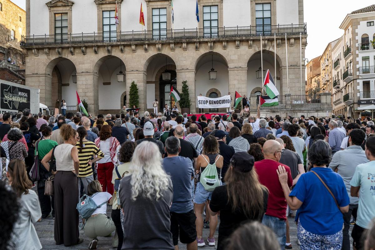 FOTOGALERÍA | Concentración en Cáceres en apoyo a la flotilla humanitaria