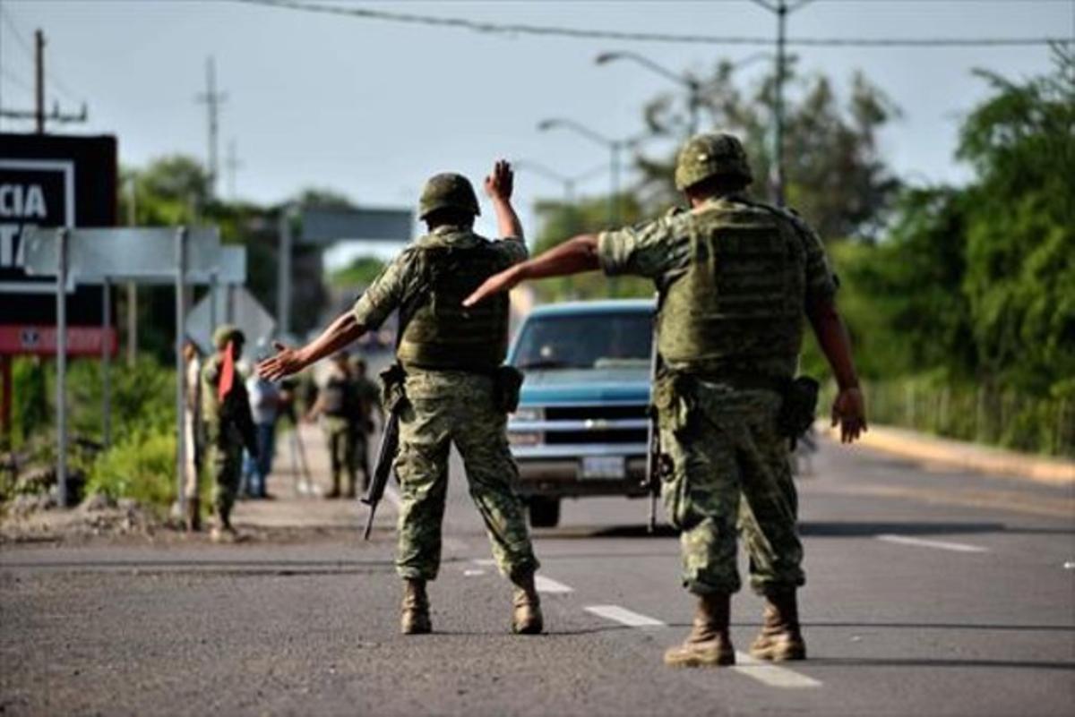 L’eloqüent titular de portada del diari ’La Prensa’ després de la fuga. A sota, un control militar a l’autopista Badiraguato-Santiago de Los Caballeros, a Sinaloa.