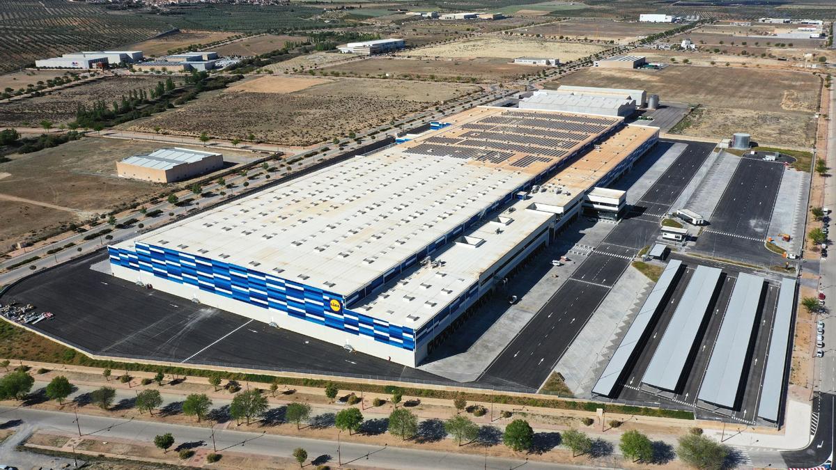 Lidl crea 250 nuevos empleos y duplica su capacidad logística en Andalucía tras poner en marcha un almacén en Escúzar.
