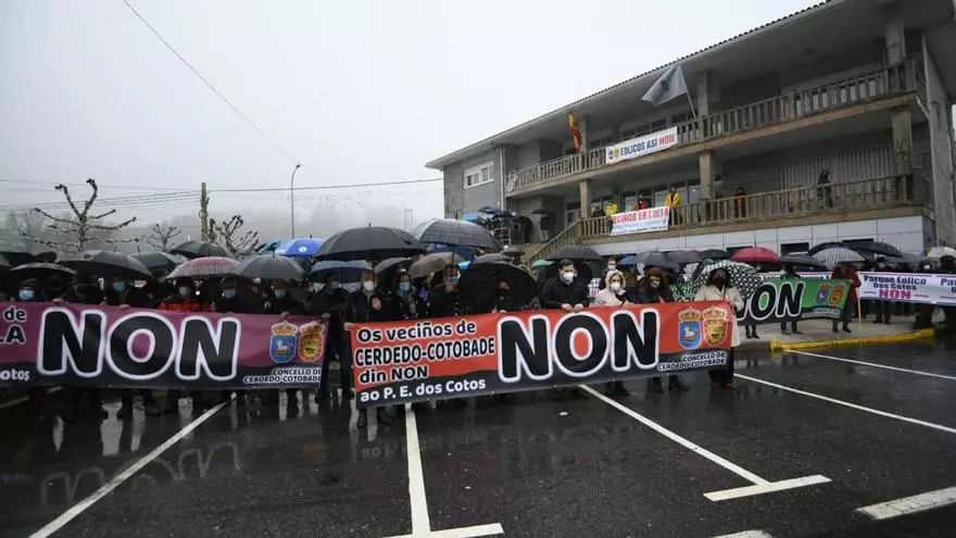 Protesta en Cerdedo-Cotobade contra el parque eólico de Os Cotos