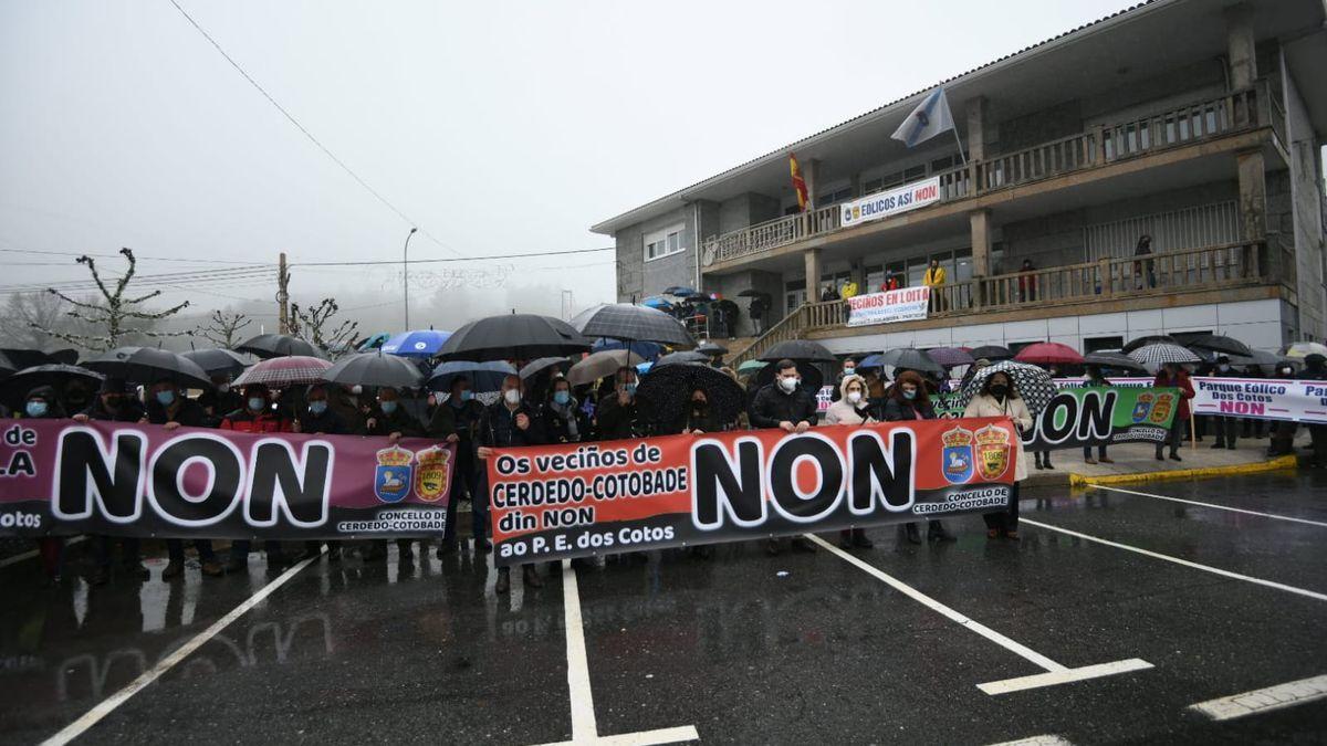 Protesta en Cerdedo-Cotobade contra el parque eólico de Os Cotos
