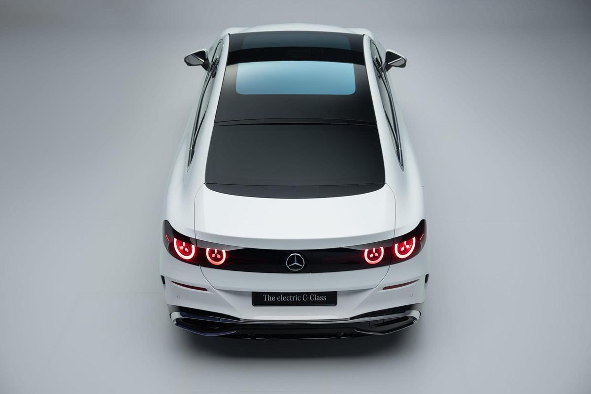 La carrocería abandona parte de la clásica silueta de berlina de tres volúmenes para acercarse más a un perfil coupé, con una línea mucho más fluida y una trasera inspirada en los GT de la marca.