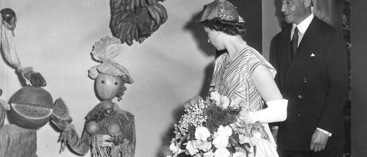 Isabel II observa un puesto de frutas tinerfeñas en una feria en Londres en el año 1954.