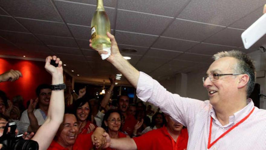Agustín Navarro brinda con champán su histórica pero insuficiente victoria.