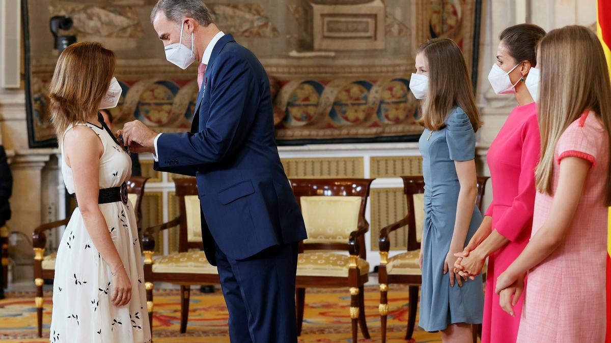 El Rey entrega las medallas al Mérito Civil a los 'héroes' de la pandemia