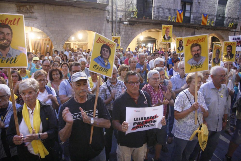 Cent dilluns reclamant la llibertat dels polítics presos a la plaça del Vi