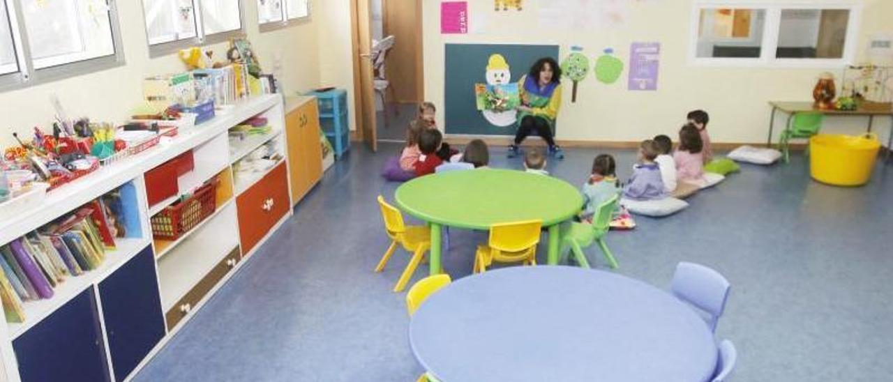 Foto de archivo de una educadora contando un cuento a alumnos de una escuela infantil. // Alba Villar