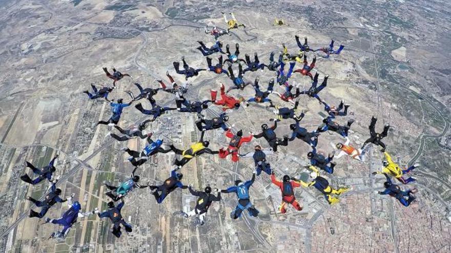 Cincuenta y cinco paracaidistas rozan el récord de España de vuelo en formación