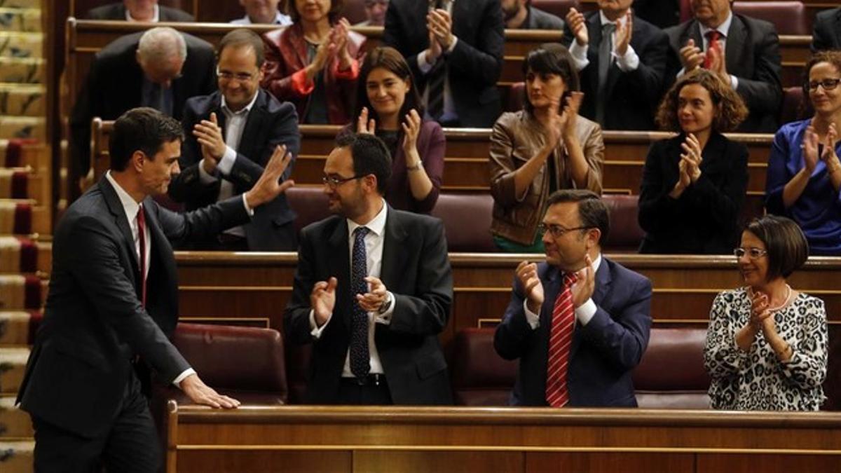 Pedro Sánchez recibe el aplauso de los diputados socialistas, en el Congreso.