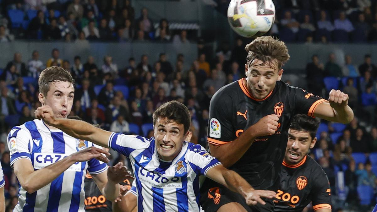 Nico González en un lance del partido entre Valencia y Real Sociedad