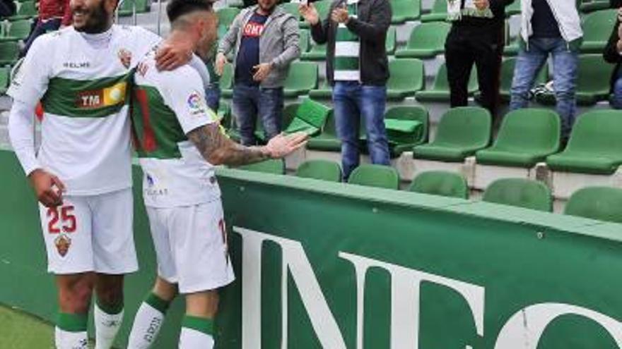 Josan y Yacine celebran el primer gol frente al Alcorcón con varios aficionados.