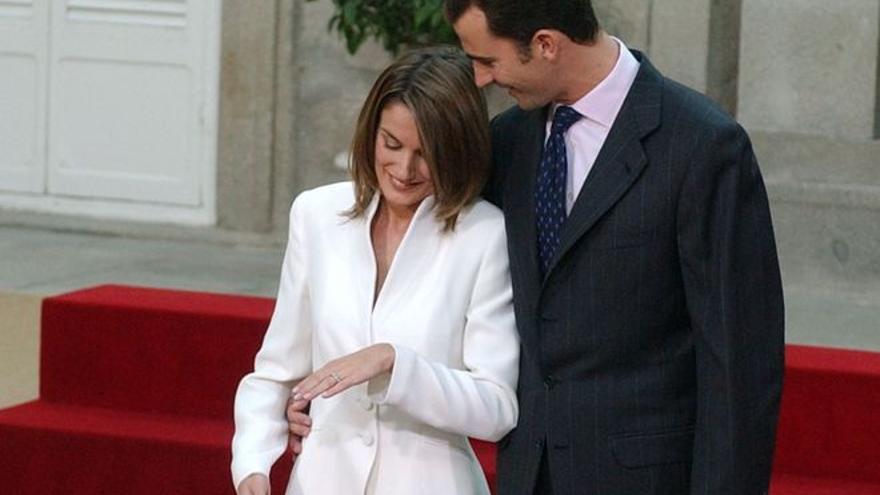 Letizia muestra a los medios su anillo de pedida, junto a su prometido, el príncipe Felipe.