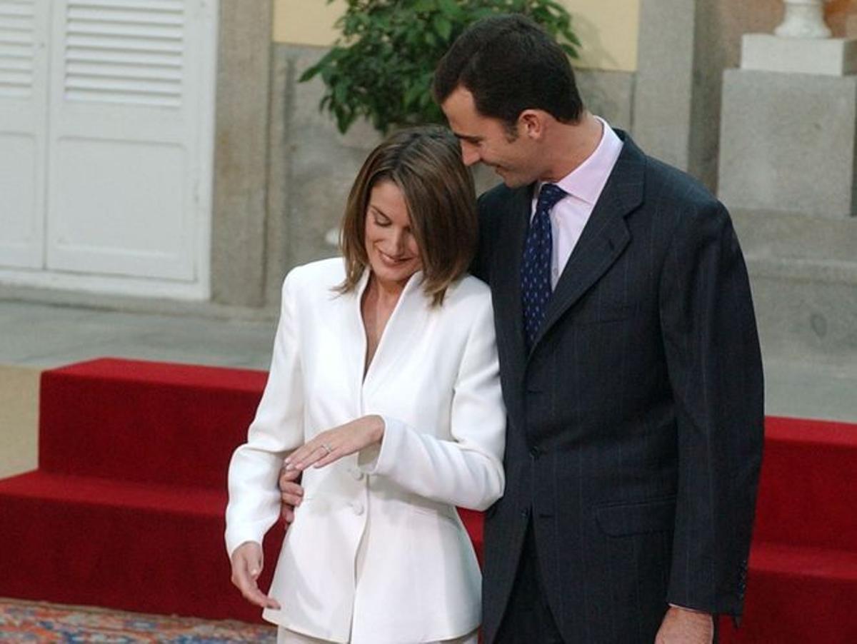 Letizia muestra a los medios su anillo de pedida, junto a su prometido, el príncipe Felipe.