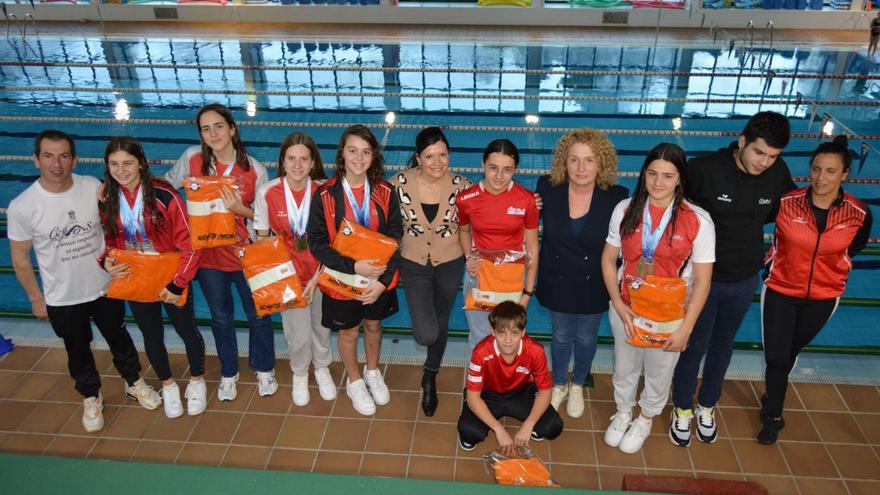 Alcaldesa, concelleira, nadadores e adestradores na Piscina Municipal.   | // D. P.
