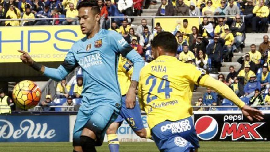 Un lance del encuentro entre la UD Las Palmas contra el FC Barcelona.