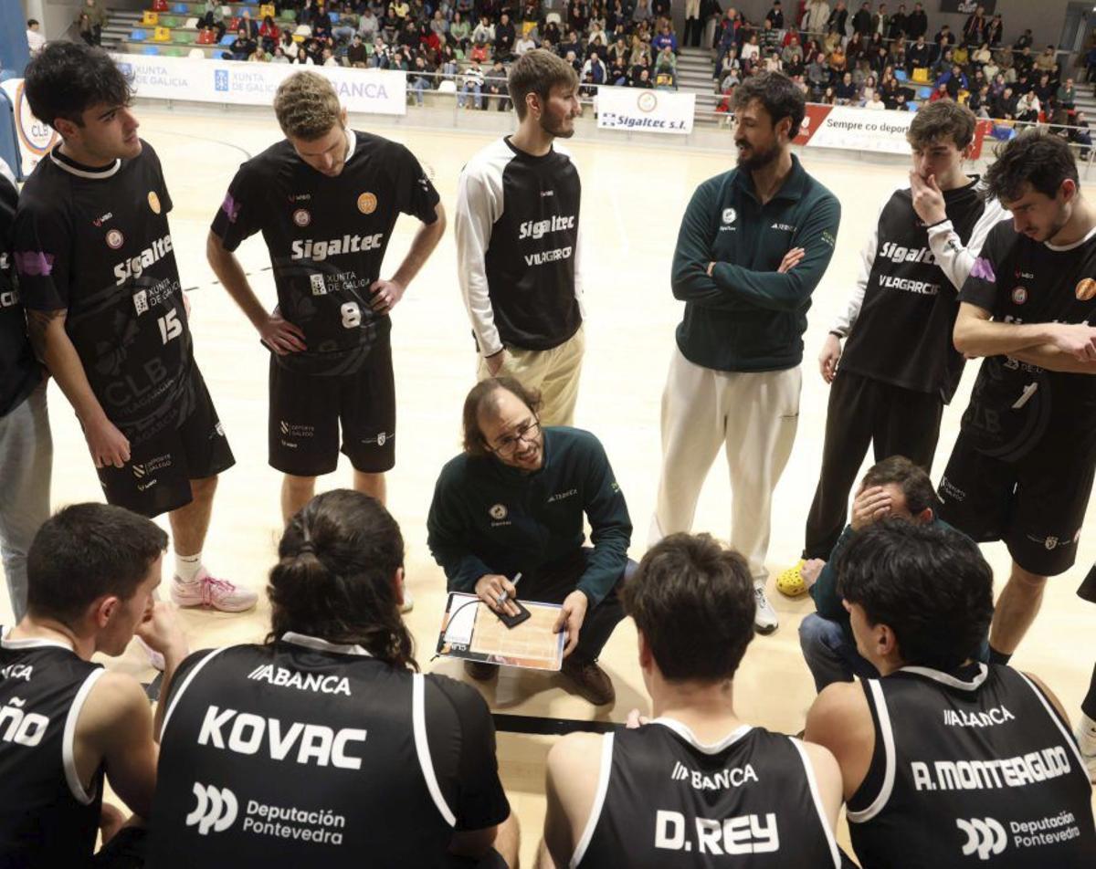 Gavín dando instrucciones a sus jugadores.