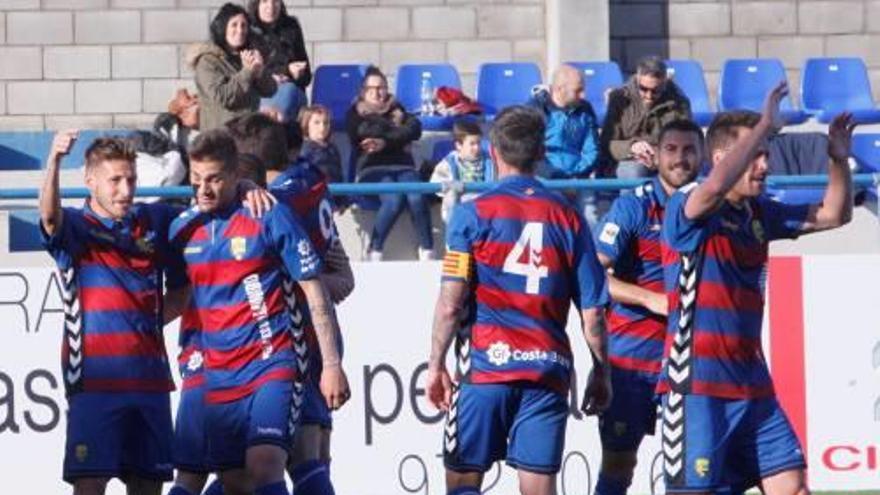 Els jugadors del Llagostera celebren un gol a Palamós.