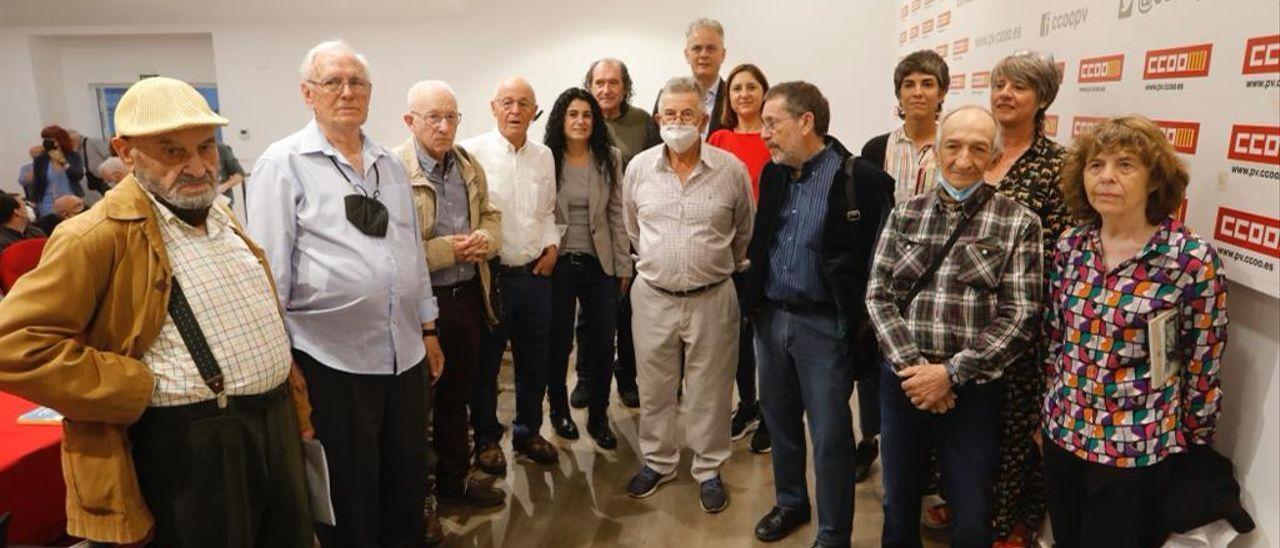 Varios de los represaliados por el régimen franquista junto a líderes sindicales, el conseller de Vivienda Héctor Illueca y la consellera de Transparencia Rosa Pérez. /  DANIEL TORTAJADA