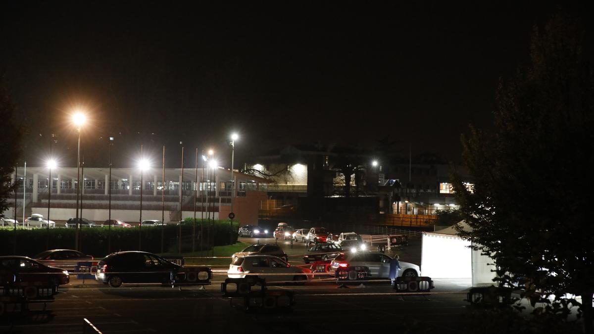 Colas para hacerse test PCR en el autocovid de Las Mestas, en Gijón