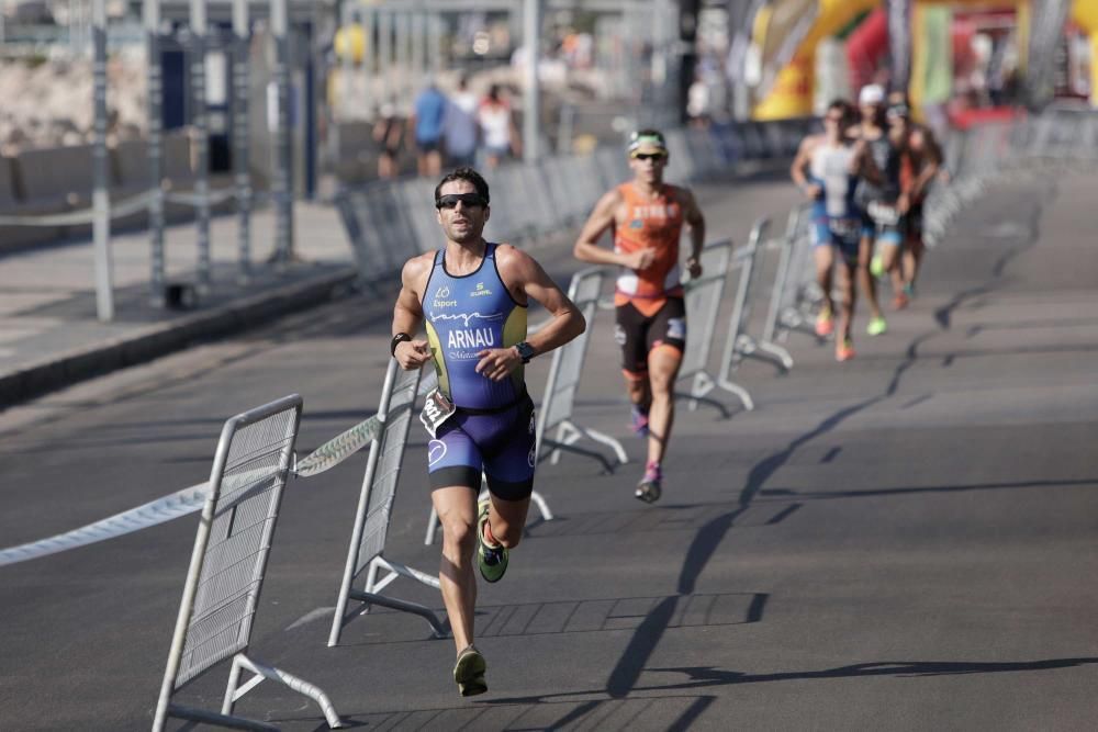 Rund 600 Athleten nahmen an dem Wettkampf teil, den am Ende Paco Arnau mit einer Zeit von einer Stunde und 55 Minuten gewann.