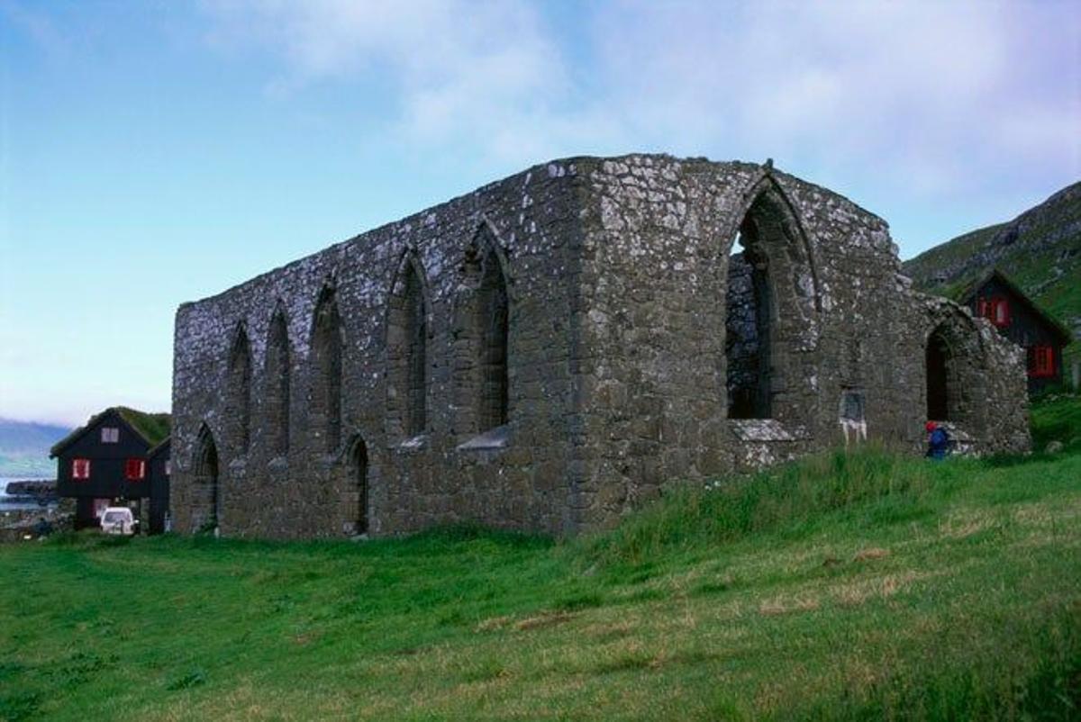 Ruinas de la catedral de San Magnus en la localidad de Kirkjubøur, en la isla Streymoy (Islas Feroe).