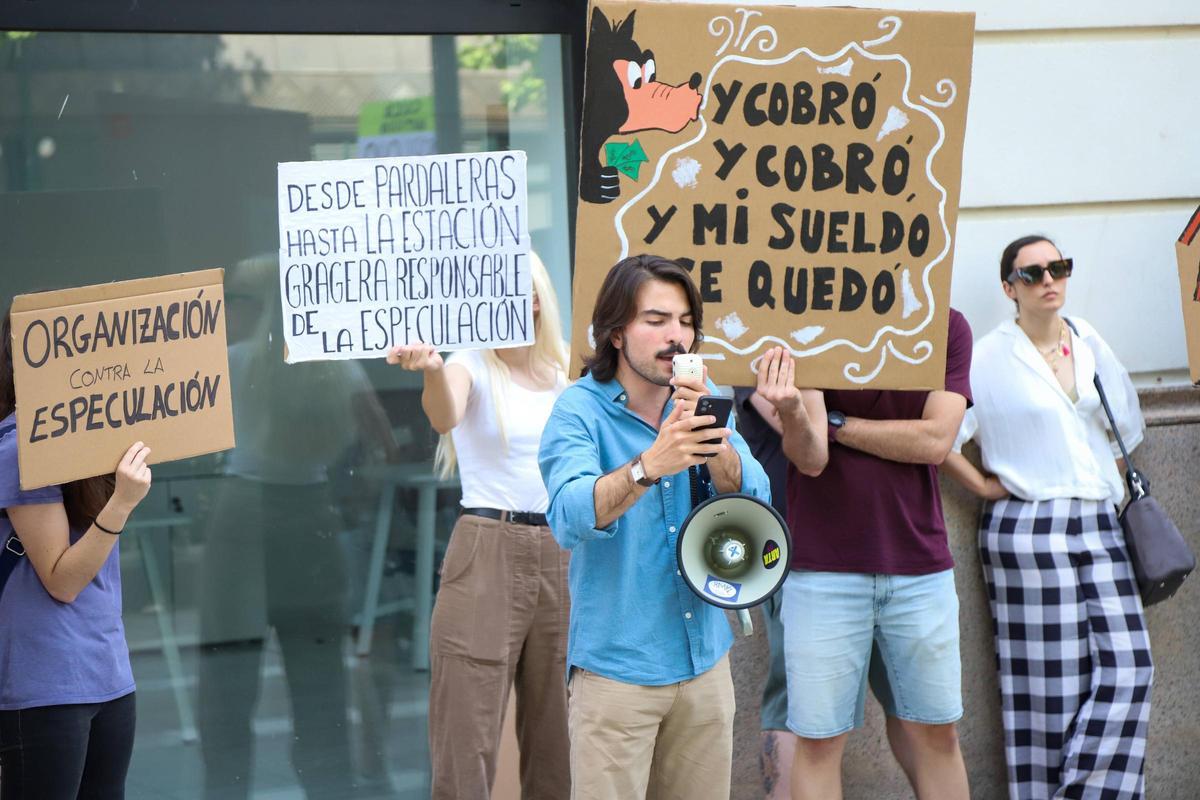 Daniel Ponte Balas, portavoz de Inquilinato Badajoz, lee un manifiesto.